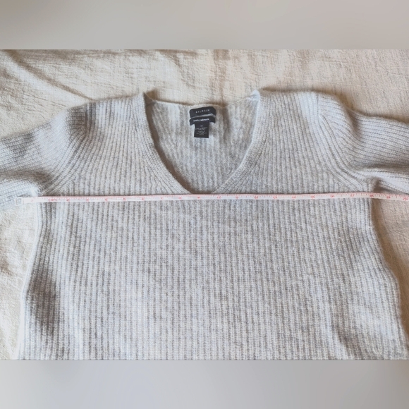 *HALOGEN* V-Neck 100% Cashmere Sweater w/ Side Slit Tie Heather Gray, Medium EUC - Picture 5 of 11
